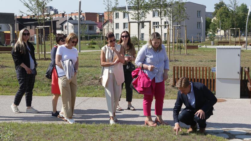 Patikrino: prieš pasirašant darbų užbaigimo aktą, Klaipėdos savivaldybės specialistų ir vadovų komanda apžiūrėjo Sakurų parką.