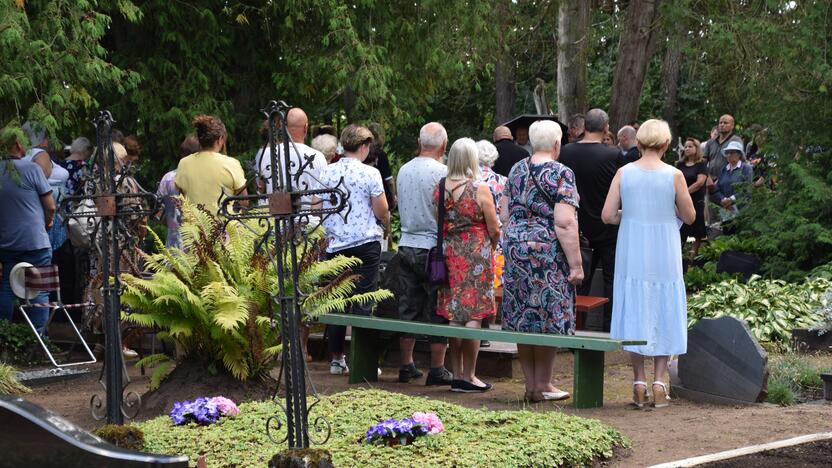 Tradicija: evangelikai liuteronai į kapines bendrai maldai susirenka kartą per metus, dažniausiai vasarą.