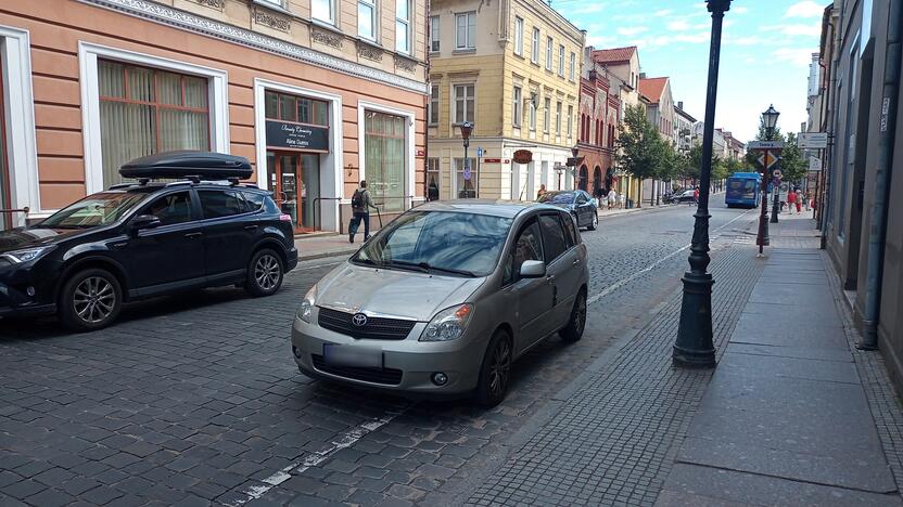 Pastatė: taip automobilius paliekantys piliečiai turėtų sulaukti policijos dėmesio – vairuotojai neturi teisės blokuoti eismo ir statyti mašinas ant dviračių tako.