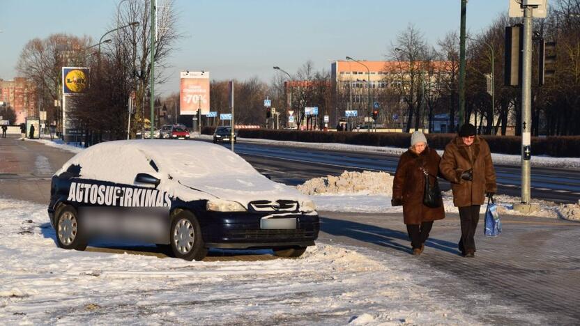 Įvaizdis: prie Žvejų rūmų esančioje aikštelėje ilgai stovintis automobilis trukdo tiek renginių lankytojams, tiek kultūros centro darbuotojams.