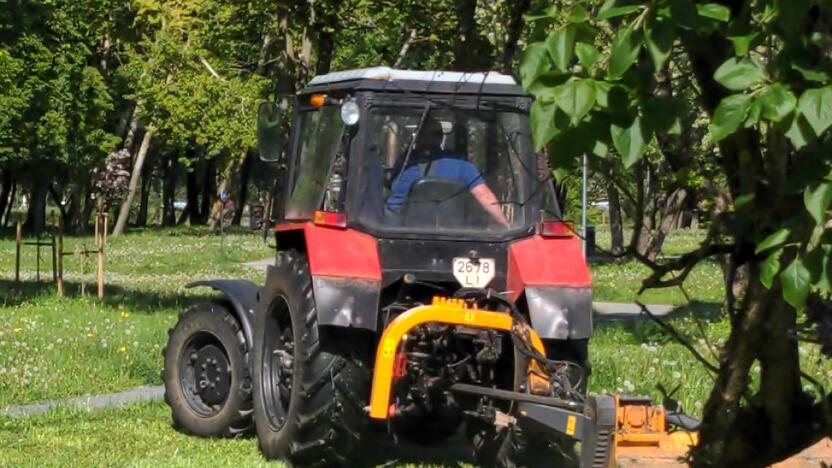 Darbas: klaipėdietis užfiksavo, kokia technika Malūno parke buvo šienaujama žolė.