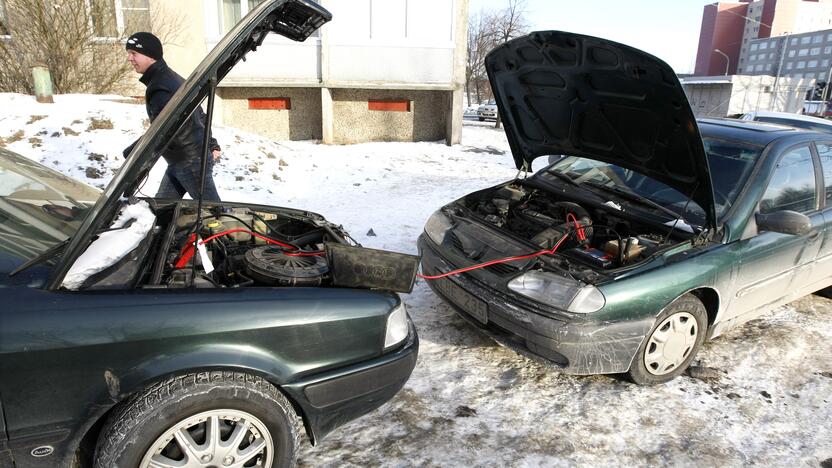 Įrankiai: spaudžiant šalčiui, kone kiekvienas vairuotojas į automobilio bagažinę dėjosi variklio paleidimo laidus su žnyplėmis.