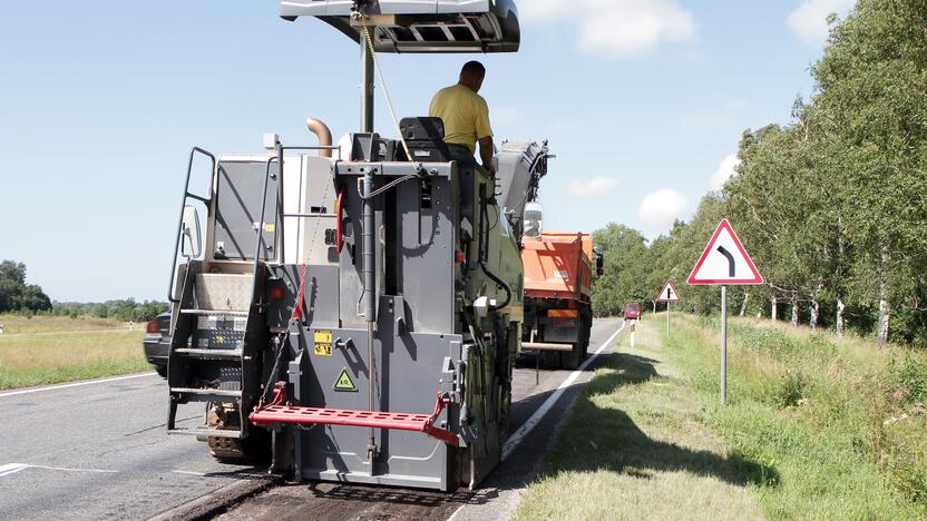 Prognozė: dėl nepakankamo finansavimo ateityje kelių remontas pareikalaus tik dar didesnių investicijų, o jau dabar aiškinama, kad pinigų keliams nėra.