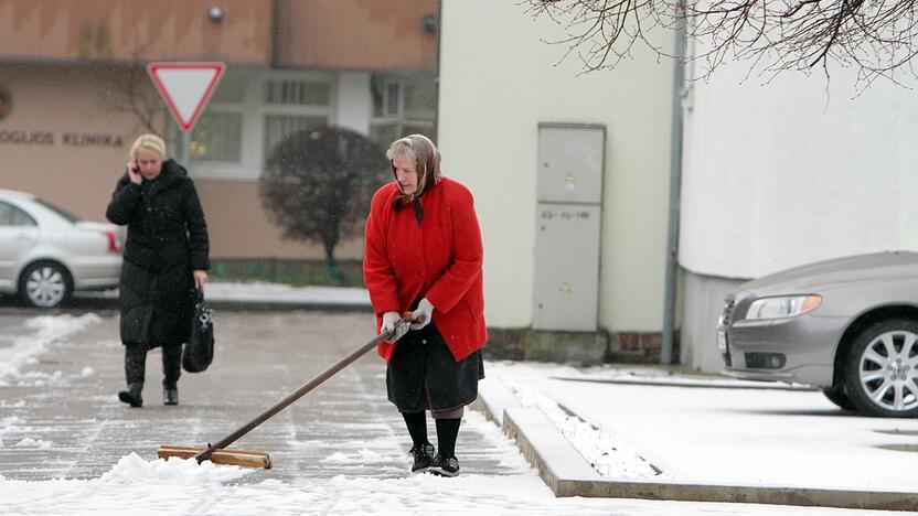 Nelaukia: kai kurie gyventojai, nesulaukę pagalbos iš tų, kam priklauso, patys kasa sniegą nuo savo namų kiemų dangos.