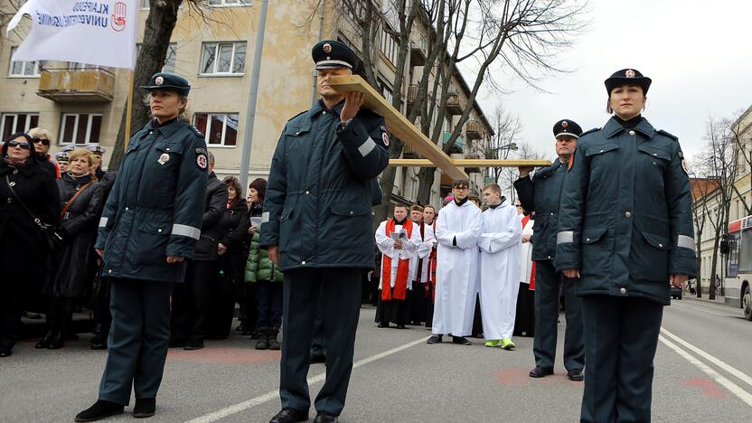 Pradžia: lygiai prieš 13 metų, 2010-ųjų pavasarį, Didįjį penktadienį klaipėdiečiai pirmą kartą miesto gatvėmis nešė kryžių, žymintį Kristaus kančią.