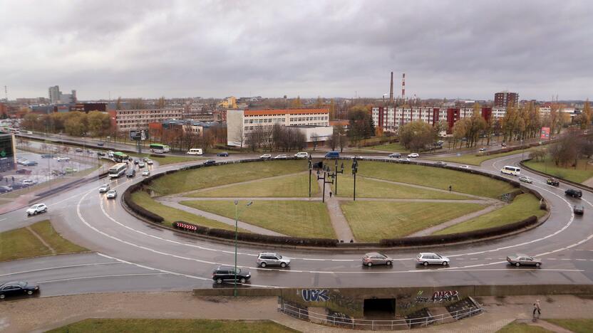 Siūlymas: į Baltijos prospekto žiedinę sankryžą, dažnai vadinamą gaudykle, yra įskriejęs ne vienas kelių erelis.