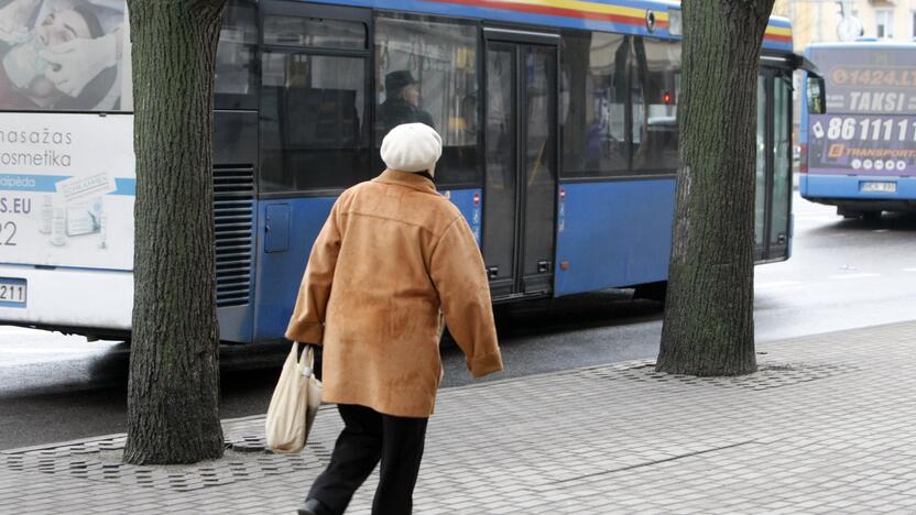 Bauda: autobusui laiku neatvykus į stotelę, jo vairuotojas gali netekti dalies atlygio.