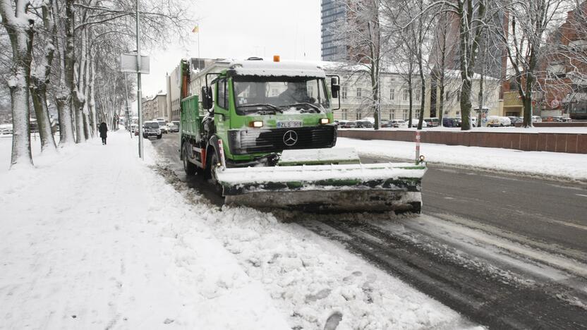 Nesaugu: nors gatvės ir valomos, nelaimių išvengti veikiausiai nepavyks.