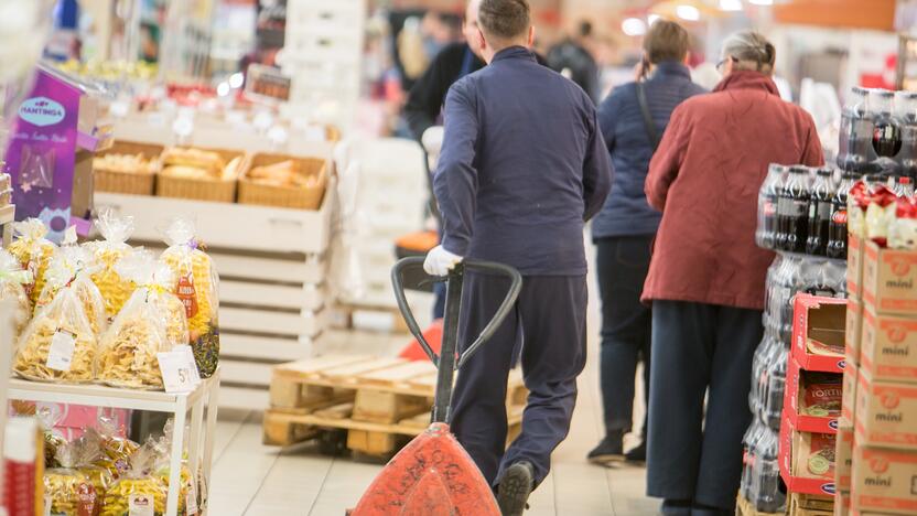 Veikia: ukrainiečiai parduotuvėje ne tik aptarnauja pirkėjus, bet ir atlieka kitus įvairius darbus.