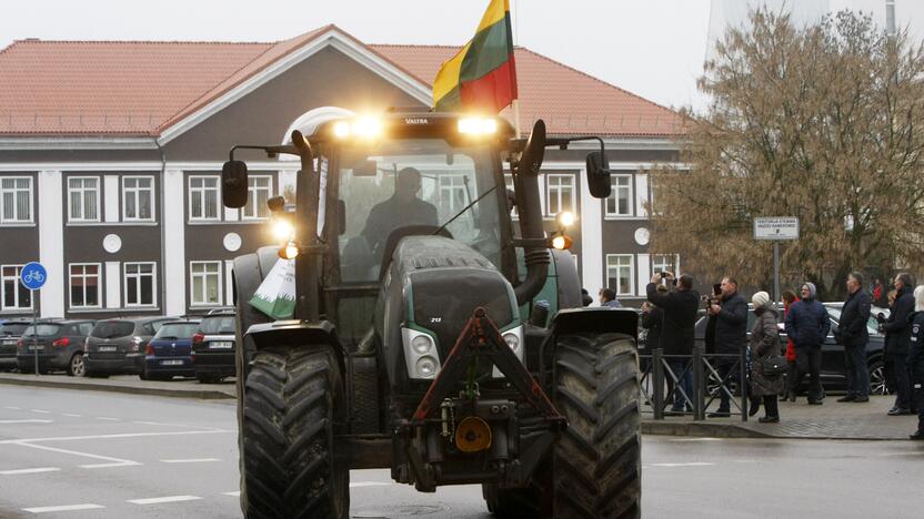 Eismas: po 2019 metais vykusios ūkininkų protesto akcijos, Gargždų centre atsirado traktorių eismą draudžiantys ženklai.