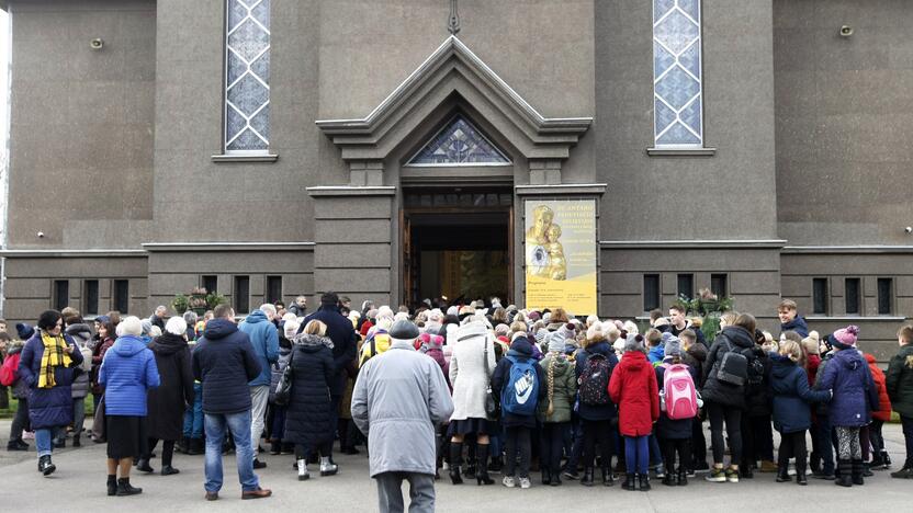 Tradicijos: tikintieji jau skuba į bažnyčią pasimelsti už mirusius artimuosius, uždegti žvakutę arba pasikalbėti su kunigu.