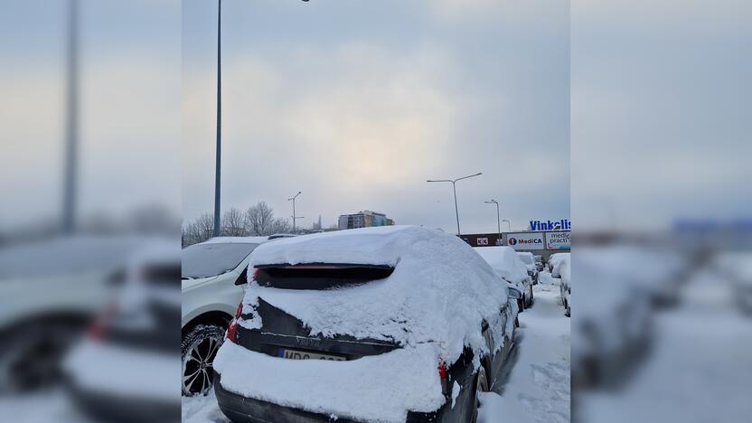 Pastebėjo: kai kurie vairuotojai savo automobilių nevalo tol, kol ištirpsta sniegas.