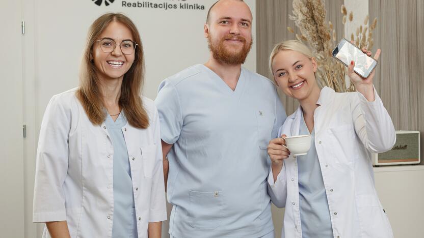 Kineziterapeutai-masažuotojai Monika Simaitienė, Lukas Peštenis, klinikos įkūrėja – vadovė Karolina Norkutė.