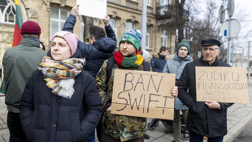 Protestas prie Vokietijos ambasados už sankcijų taikymą Rusijai 