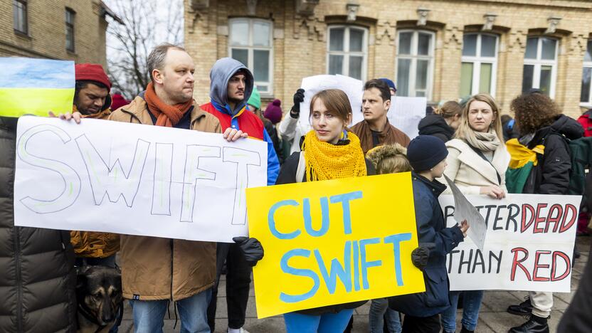 Protestas prie Vokietijos ambasados už sankcijų taikymą Rusijai 