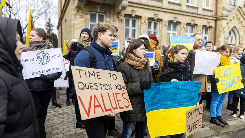 Protestas prie Vokietijos ambasados už sankcijų taikymą Rusijai 