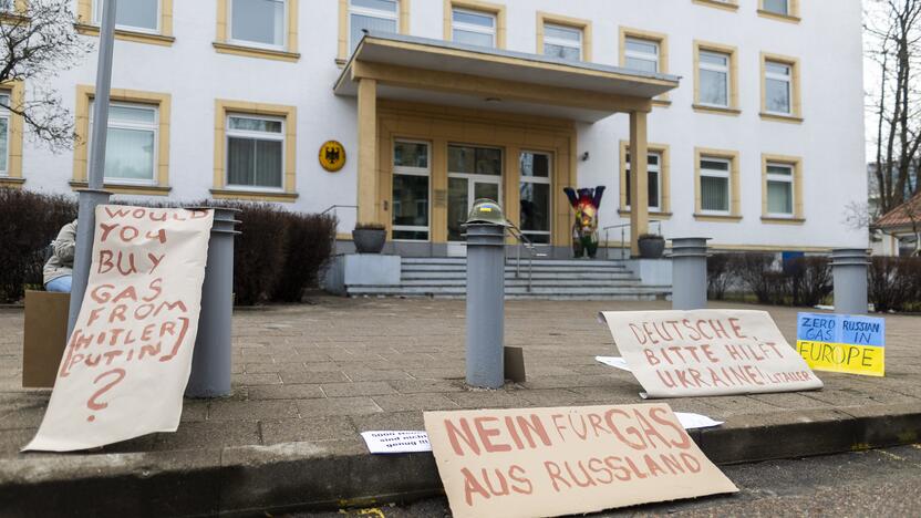 Protestas prie Vokietijos ambasados už sankcijų taikymą Rusijai 