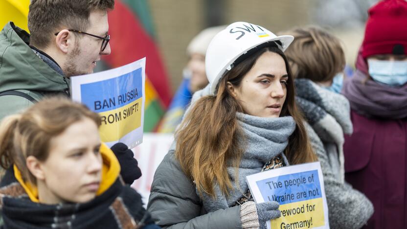 Protestas prie Vokietijos ambasados už sankcijų taikymą Rusijai 