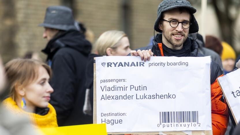 Protestas prie Vokietijos ambasados už sankcijų taikymą Rusijai 