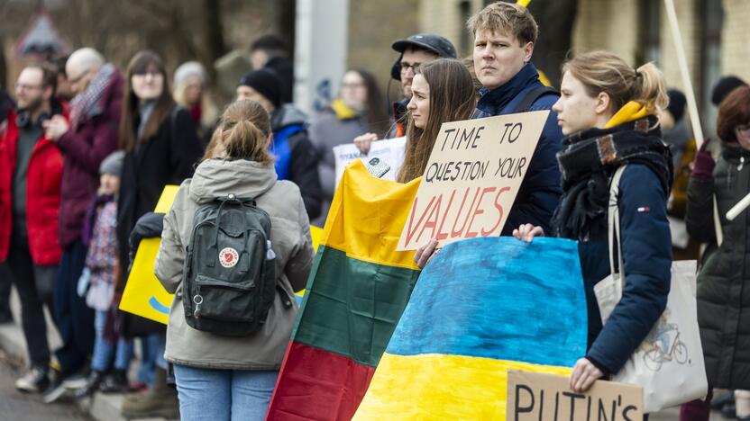 Protestas prie Vokietijos ambasados už sankcijų taikymą Rusijai 