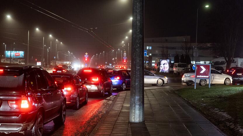 Automobilių eilės prie „McDonald’s“ restoranų