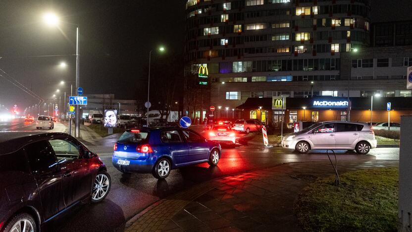 Automobilių eilės prie „McDonald’s“ restoranų