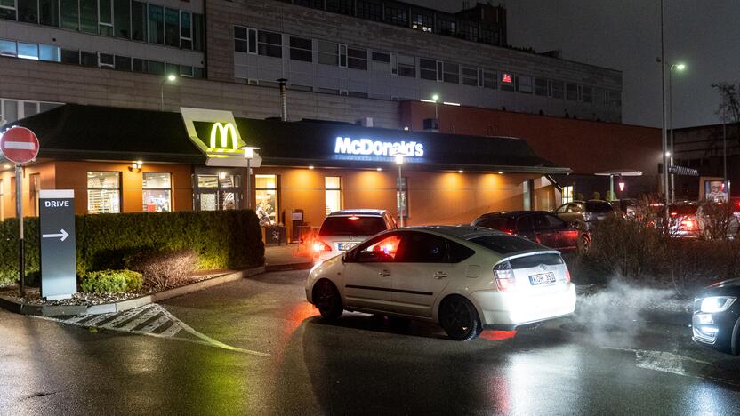 Automobilių eilės prie „McDonald’s“ restoranų