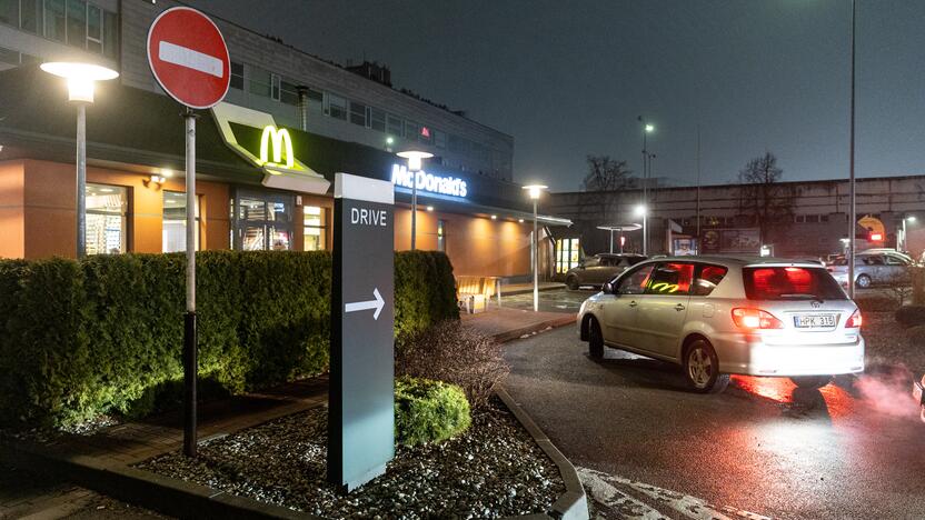 Automobilių eilės prie „McDonald’s“ restoranų