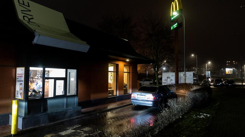 Automobilių eilės prie „McDonald’s“ restoranų