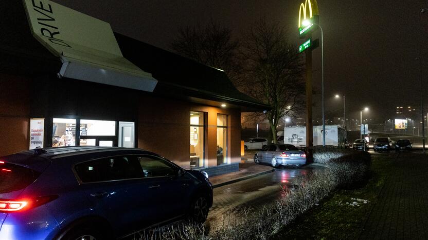 Automobilių eilės prie „McDonald’s“ restoranų