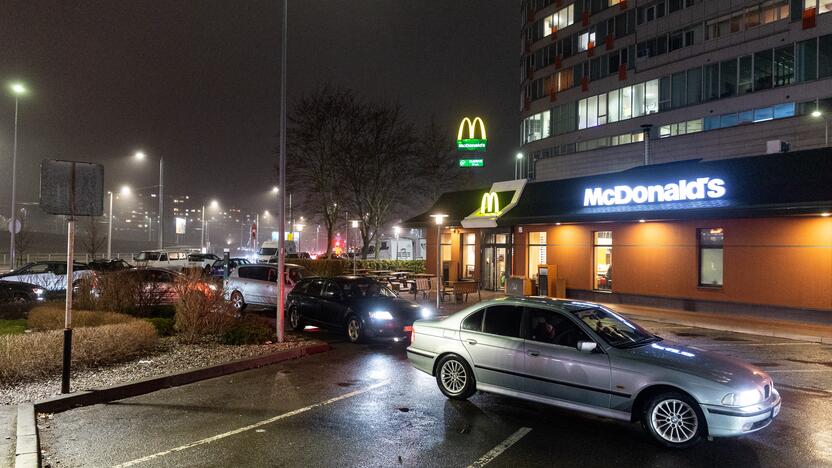 Automobilių eilės prie „McDonald’s“ restoranų