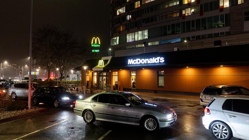 Automobilių eilės prie „McDonald’s“ restoranų