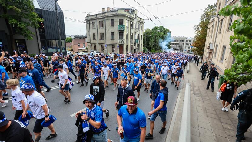 Pozanės „Lech“ sirgalių eisena į Dariaus ir Girėno stadioną