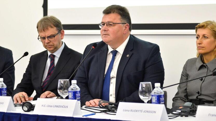 Linas Linkevičius (viduryje)