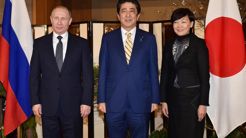 Vladimiras Putinas ir Shinzo Abe (viduryje)