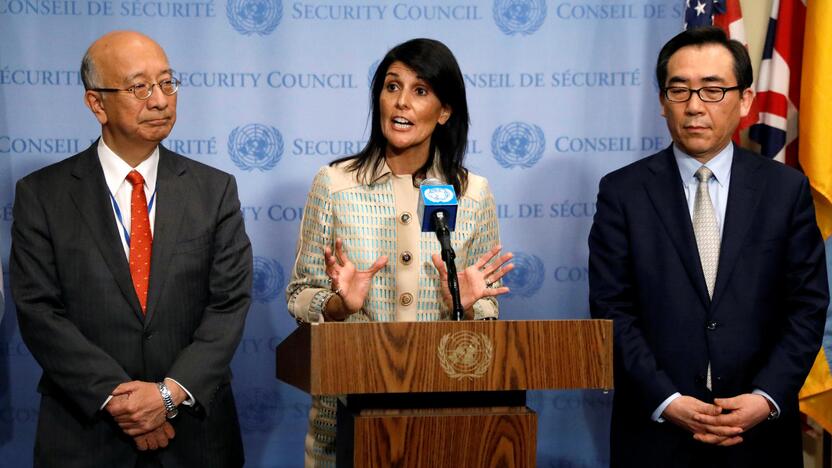 Nikki Haley (viduryje)