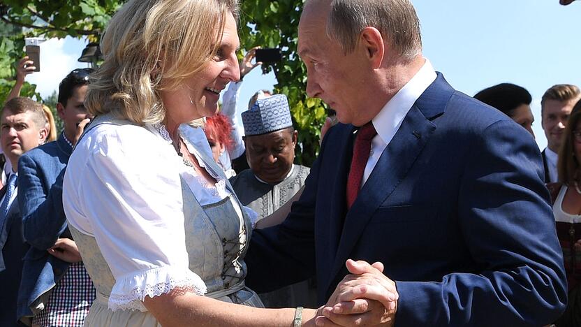 Karin Kneissl ir Vladimiras Putinas