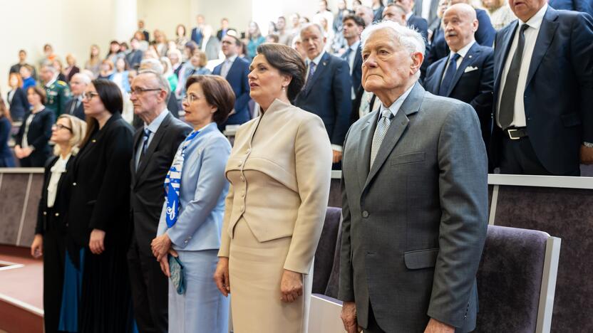 MRU Garbės daktaro regalijų įteikimas Latvijos prezidentui E. Levitui 