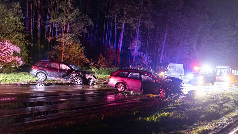 Nemenčinės plente – dviejų „Audi“ automobilių avarija