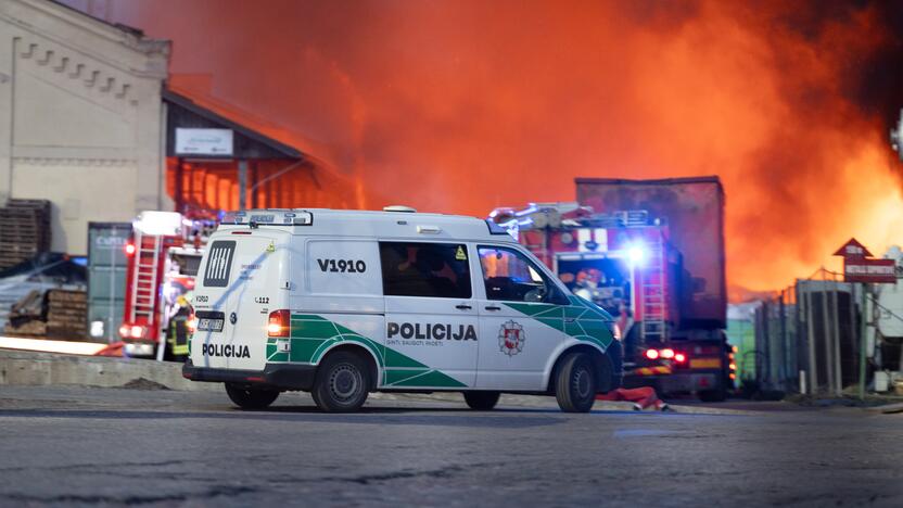 „Lietuvos geležinkelių“ teritorijoje Vilniuje dega sąvartynas