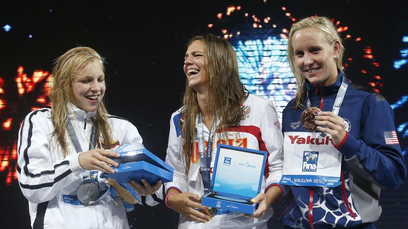 J.Jefimova (viduryje) metė iššūkį R.Meilutytei (kairėje)