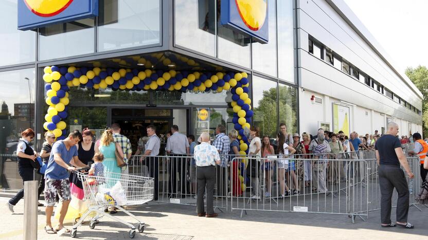 Klaipėdiečiai į parduotuvę „Lidl“ aktyviai traukė ir antrąją jos darbo dieną, tačiau tokios didelės eilės kaip jai tik atvėrus duris nenusitęsė.