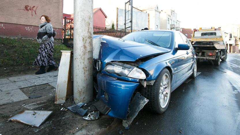 BMW automobilis atsitrenkė į stulpą