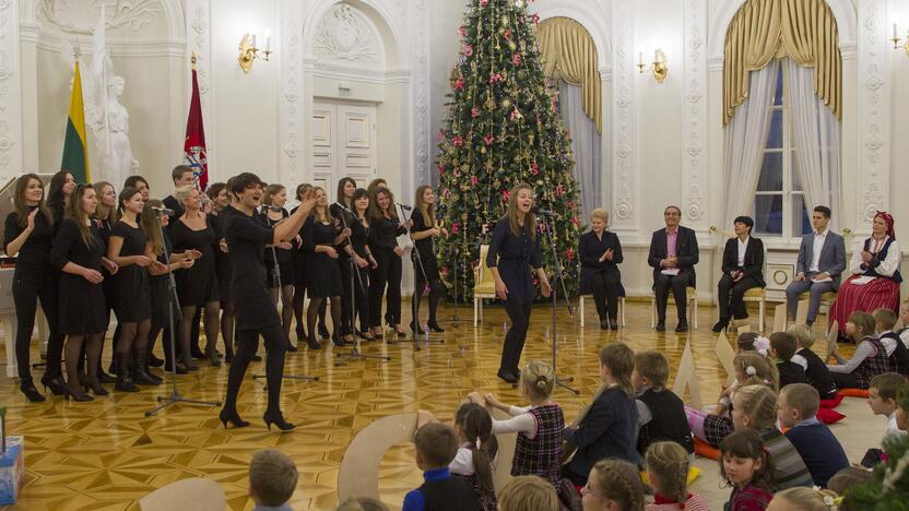 Prezidentė kartu su vaikais paskelbė akcijos „Knygų Kalėdos" pradžią