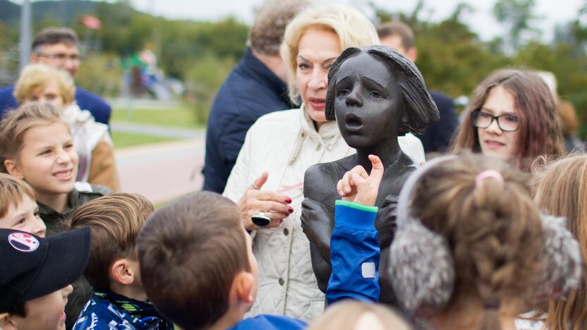 Sostinėje atidengta skulptūra „Mama...!“