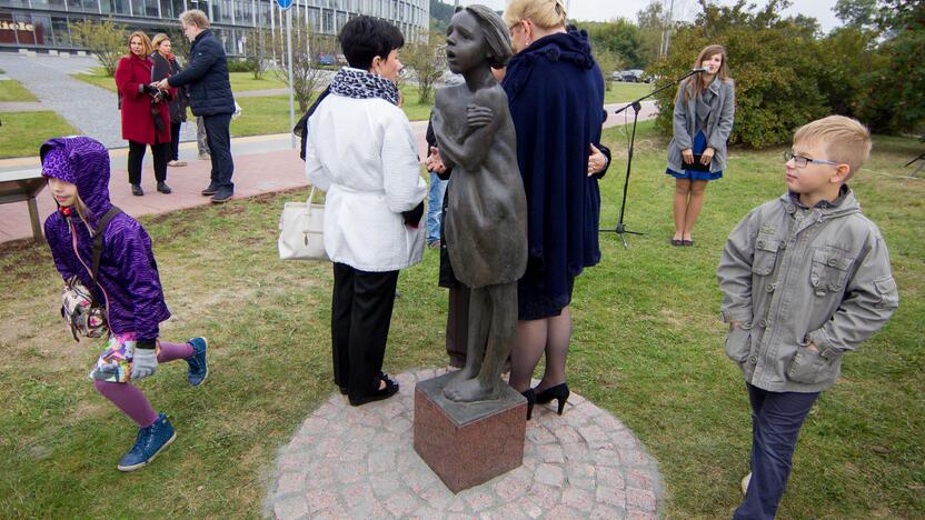 Sostinėje atidengta skulptūra „Mama...!“