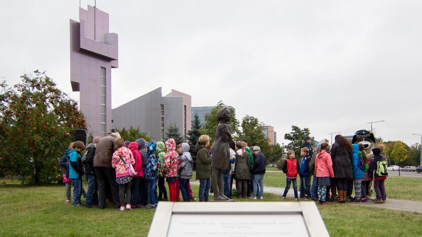 Sostinėje atidengta skulptūra „Mama...!“