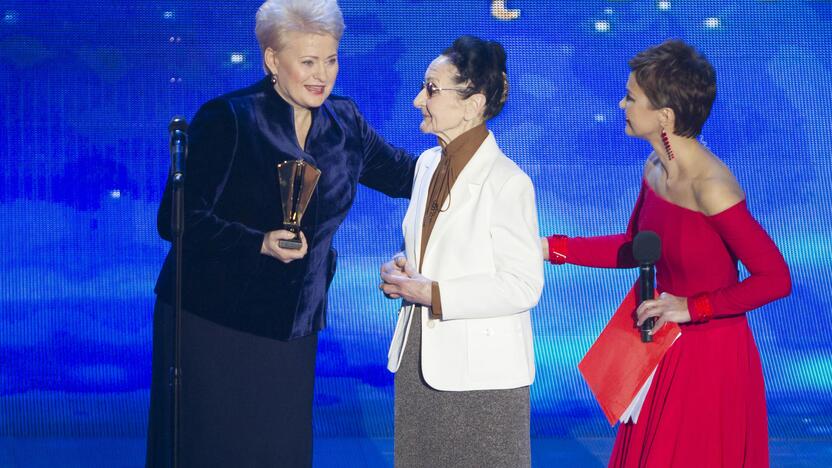 Metų globėją, 91-erių kretingiškę Apoloniją, apdovanojo Lietuvos prezidentė D. Grybauskaitė. 