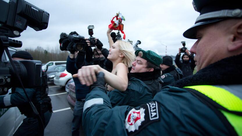 Sulaikyta Vilniuje pusnuogė protestavusi ukrainietė iš "Femen"