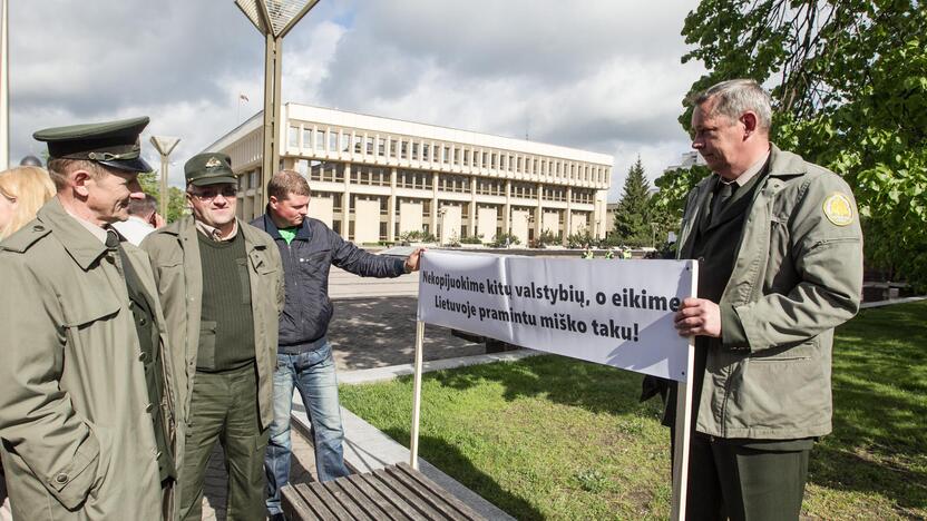 Miškininkų protestas prie Seimo